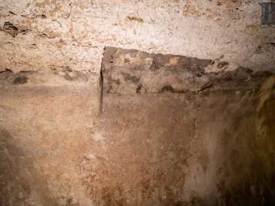 Su una parete notiamo una sagoma che pare raffigurare una porta murata. � probabile infatti che questo ambiente fosse un tempo collegato a uno pi� grande: quello che ospitava mille anni fa l�originaria Santa Maria dei Kyri Joannaci